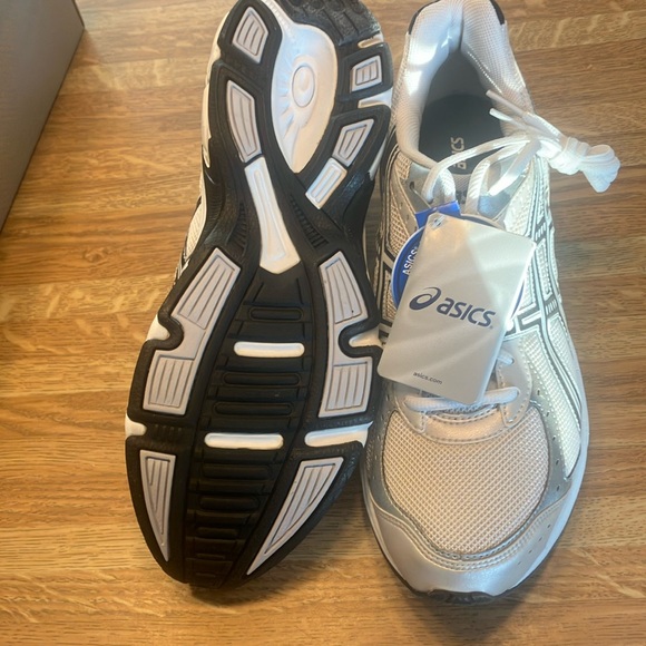 Men's White and Black Athletic Shoes size 11 - Picture 4 of 5